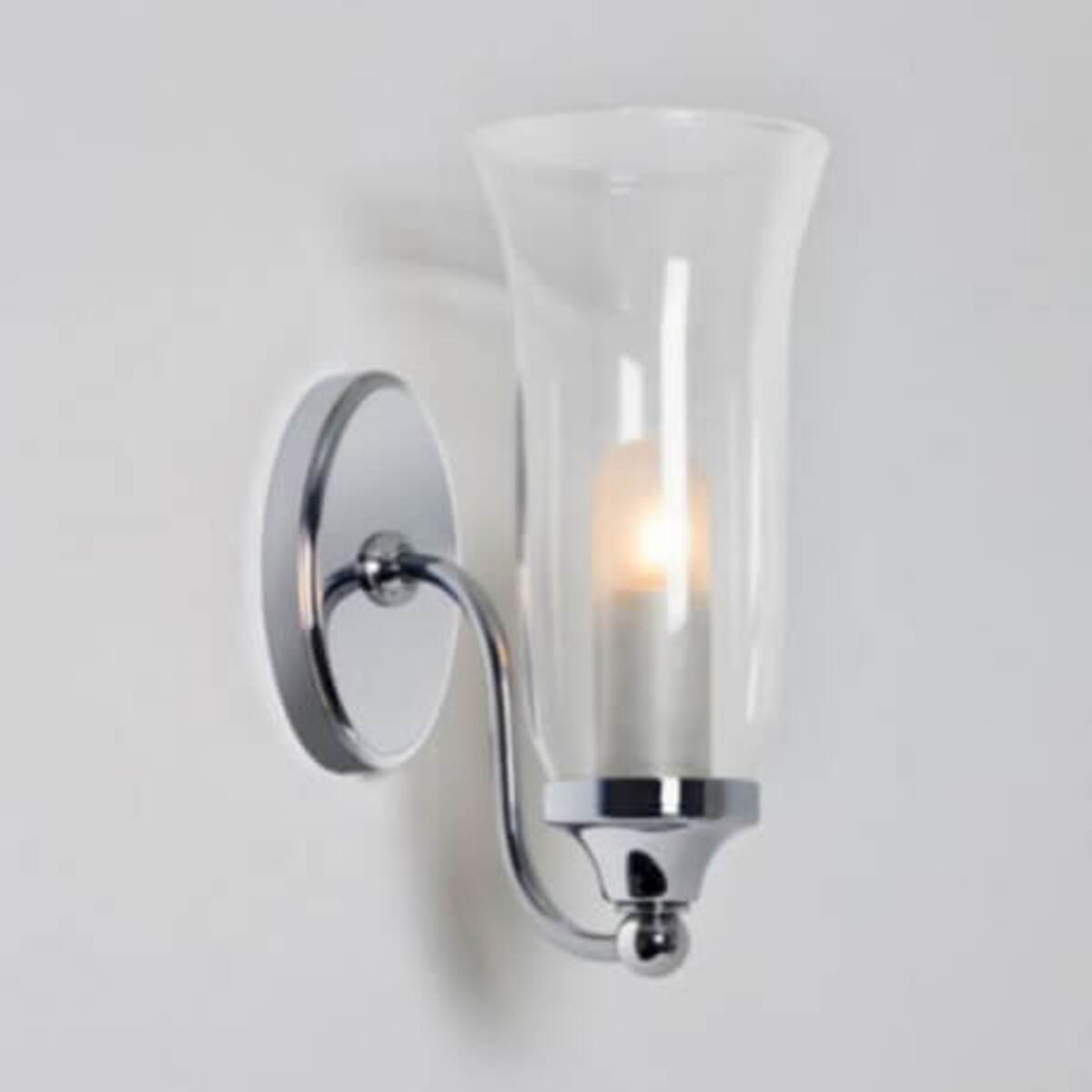 Настенный светильник в ванну