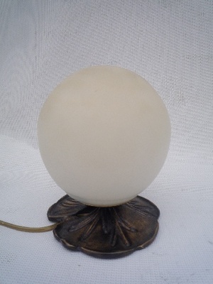 Lampe Lotus boule 17 blanc albatre. Hauteur 20 cm. Laiton massif pâte de verre - Lampes