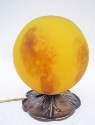 Lampe Lotus boule 17 miel. Hauteur 20 cm. Laiton massif, pâte de verre - Lampes