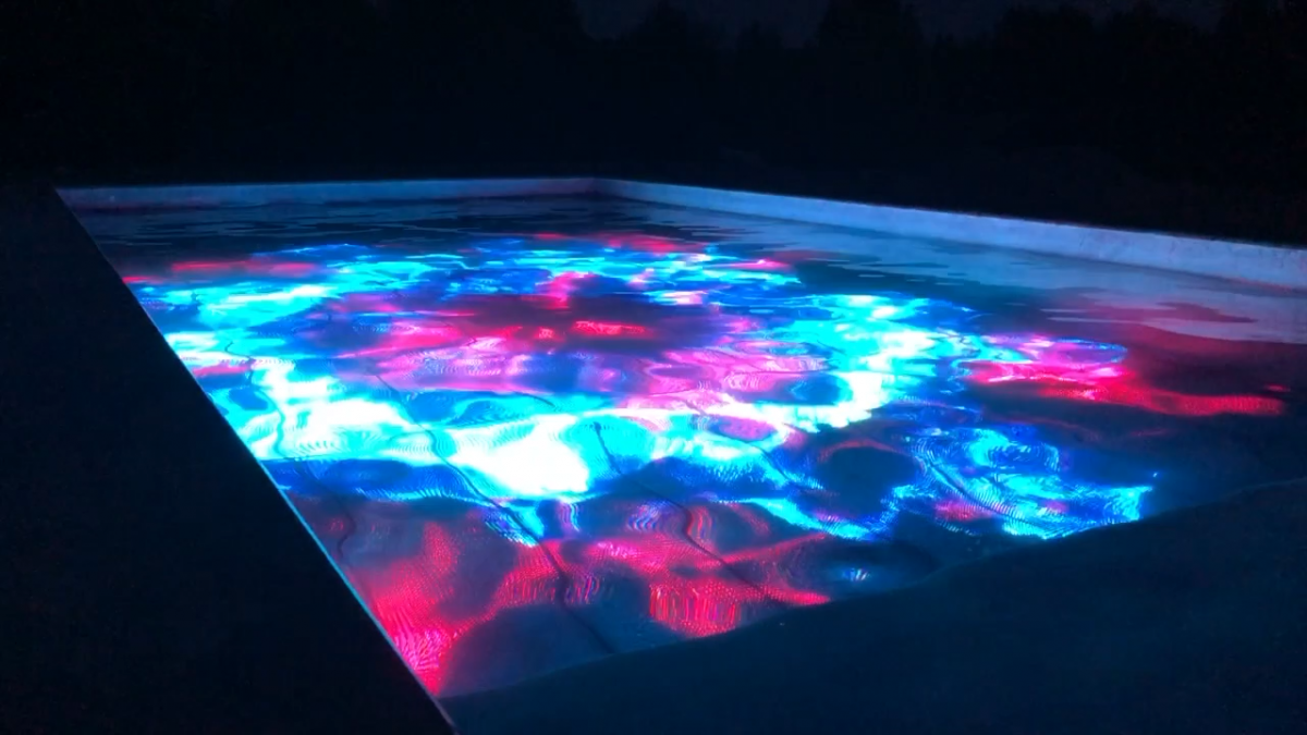 Une start-up franco-allemande crée une piscine dôtée d'une surface LED lumineuse